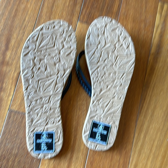 Volcom Flip Flops - Picture 2 of 3